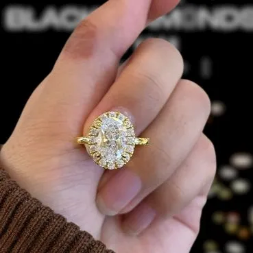 Elegant Yellow Gold Oval Cut Halo Engagement Ring