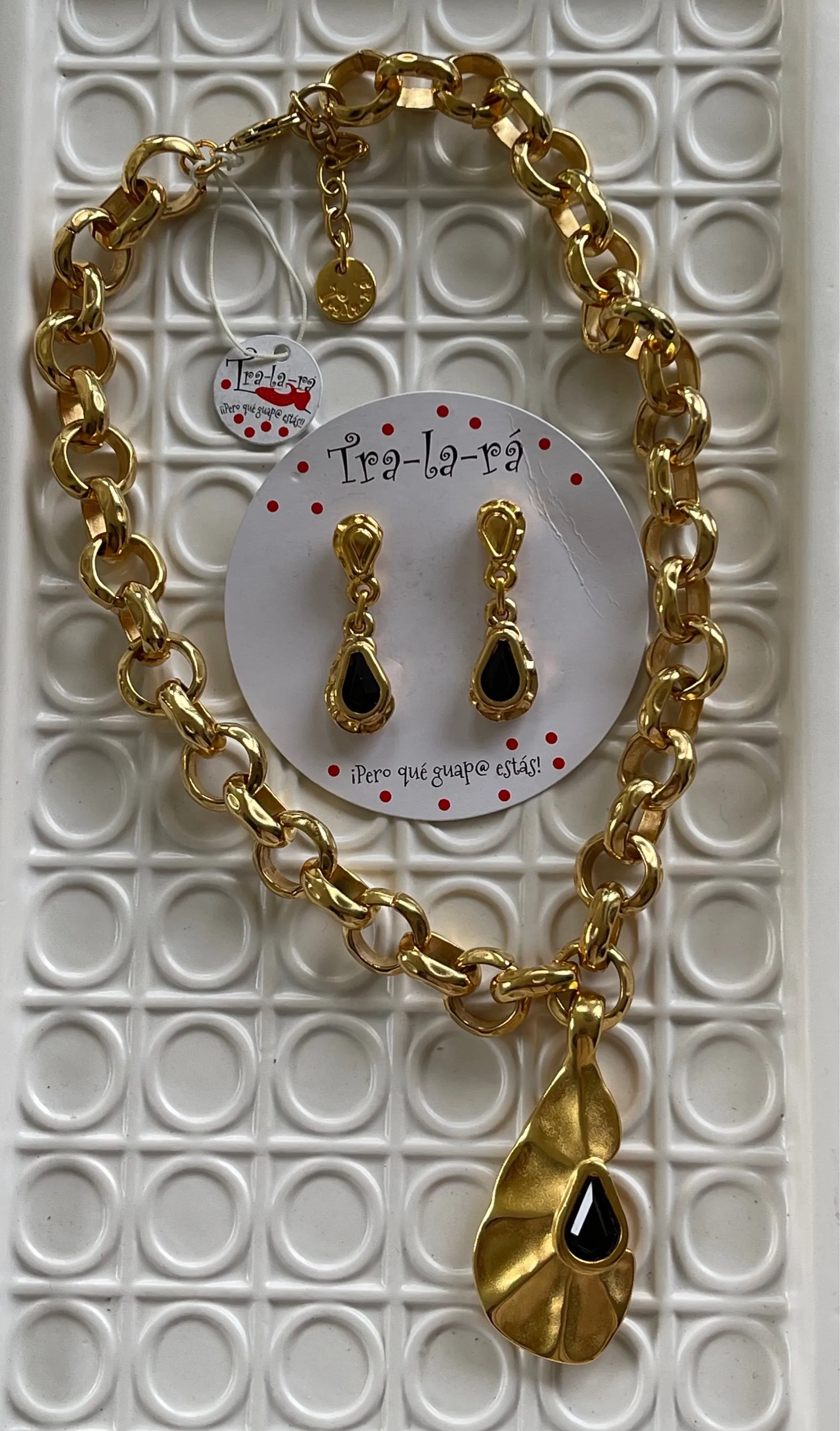 Tra-la-ra necklace